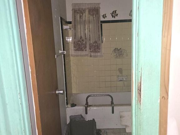 4th image of 528 3RD Avenue S