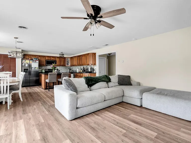 8 Pacific Ter — Photo 32