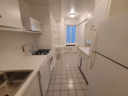 4th image of 40 Central Park S #9E