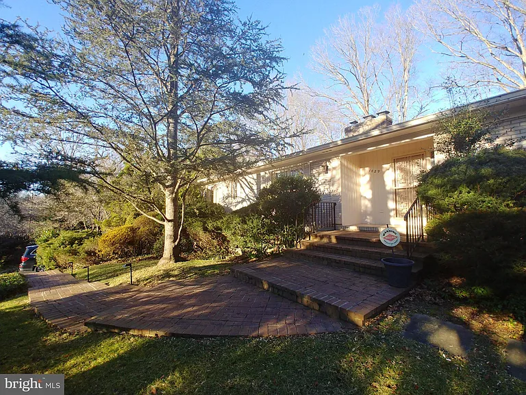 1429 Laburnum St — Photo 2