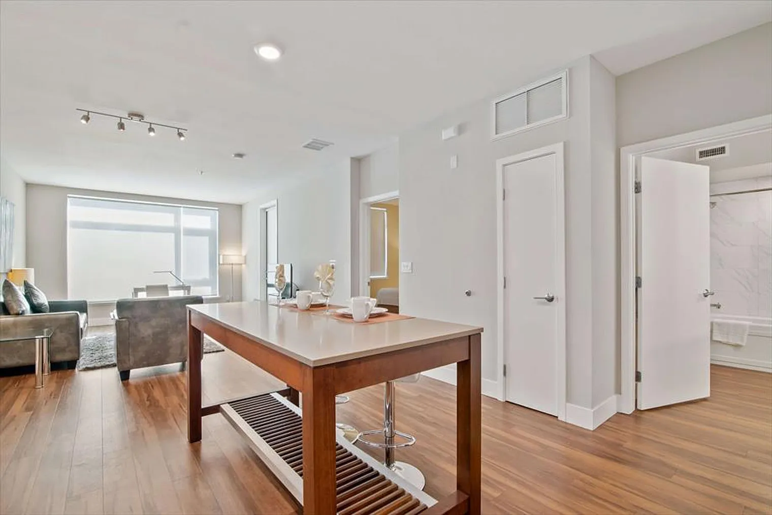 1 bed, 1.0 bath, 592 sqft, $9,352 — Photo 3