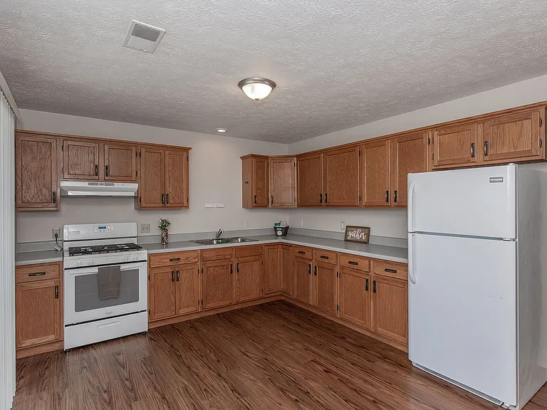 921 Pius Ln — Photo 13