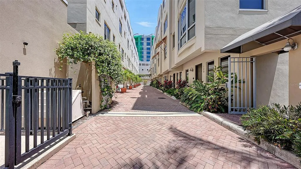 2 bed, 3.5 bath, 2093 sqft, $4,650 — Photo 1