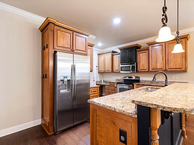 1056 Linlen Ave — Photo 3
