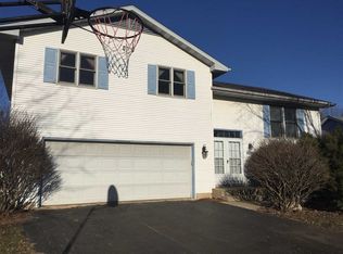 239 Briar Cliff St SW, Poplar Grove, IL 61065