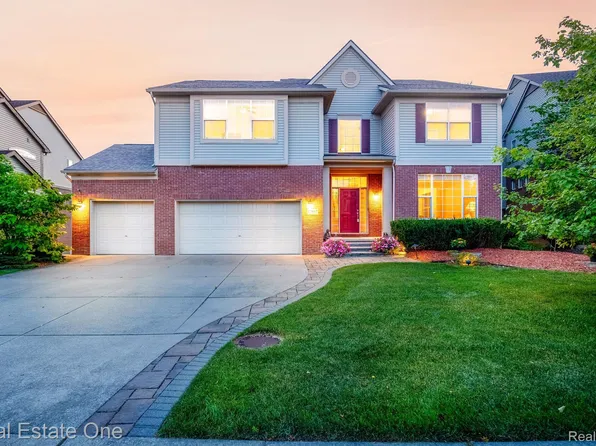 17017 Boulder Dr, Northville, MI 48168