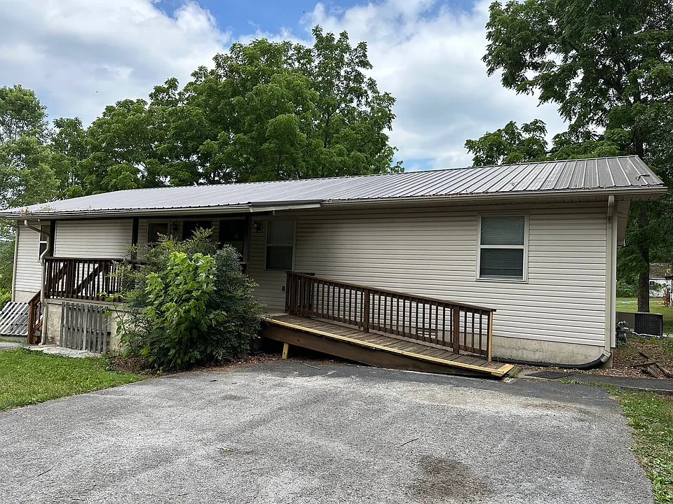 892 Woodlawn Rd
