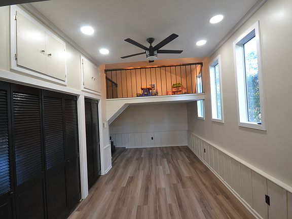 3rd image of 909 Highland Cir