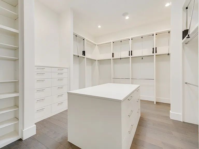 6420 Kenwood Ave — Photo 1