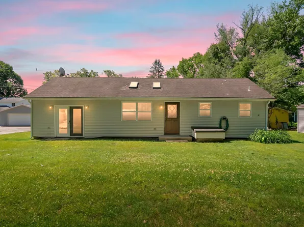 32851 Lake Dr, Lawton, MI 49065
