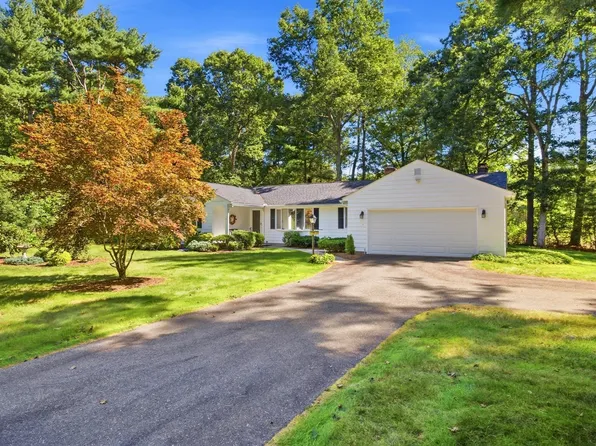 6 Centerwood Dr, Wilbraham, MA 01095