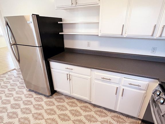 4th image of 555 Oak St #303
