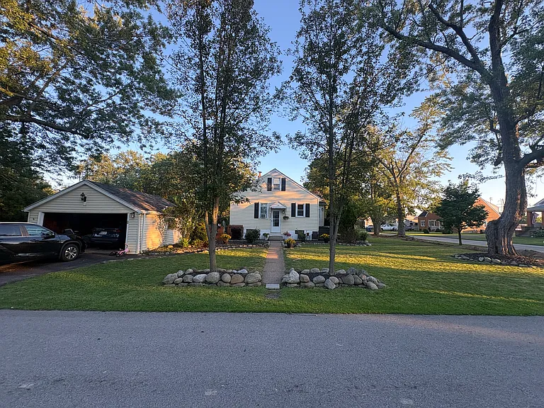 120 W Royal Pkwy — Photo 2
