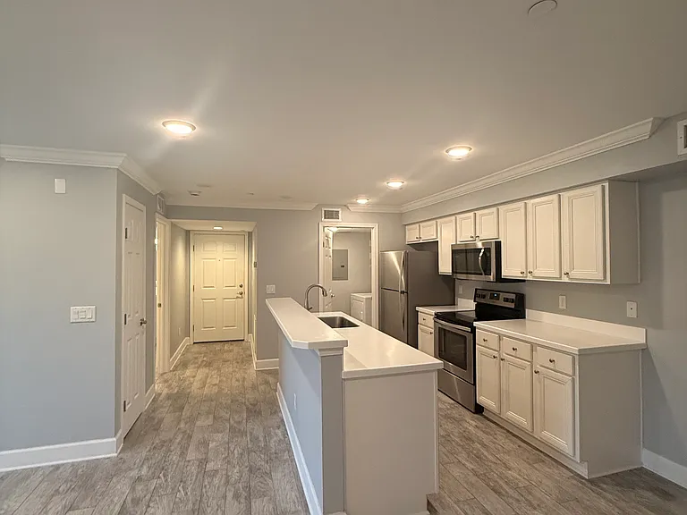100 Boardwalk Dr #824 — Photo 1