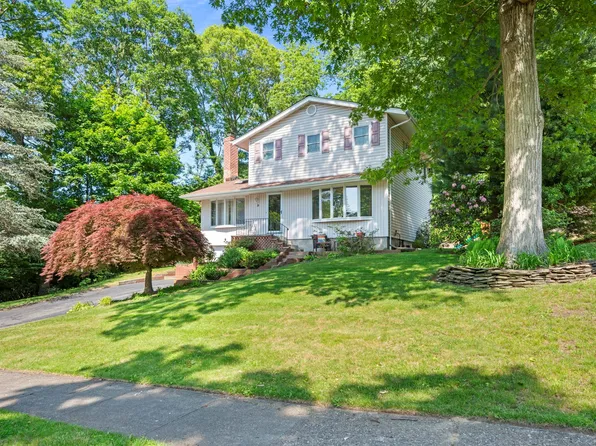 29 Ravenwood Drive, Kings Park, NY 11754