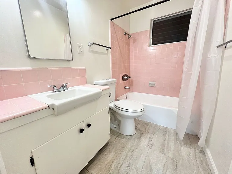 Top-Floor 1 Bedroom in Quiet Bluff Heights Courtyard Complex — Photo 14