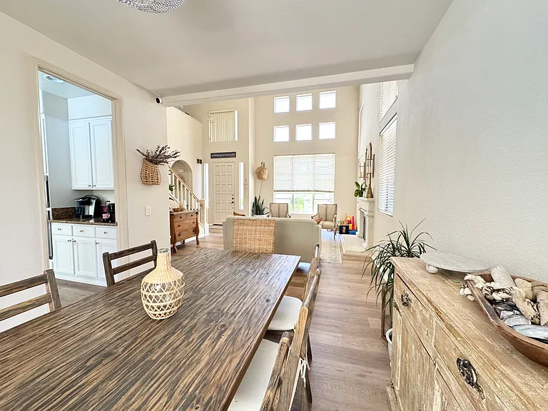 1551 Sapphire Ln — Photo 3