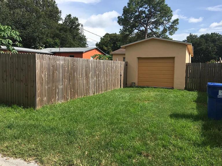 Garage privat parking with back alley access