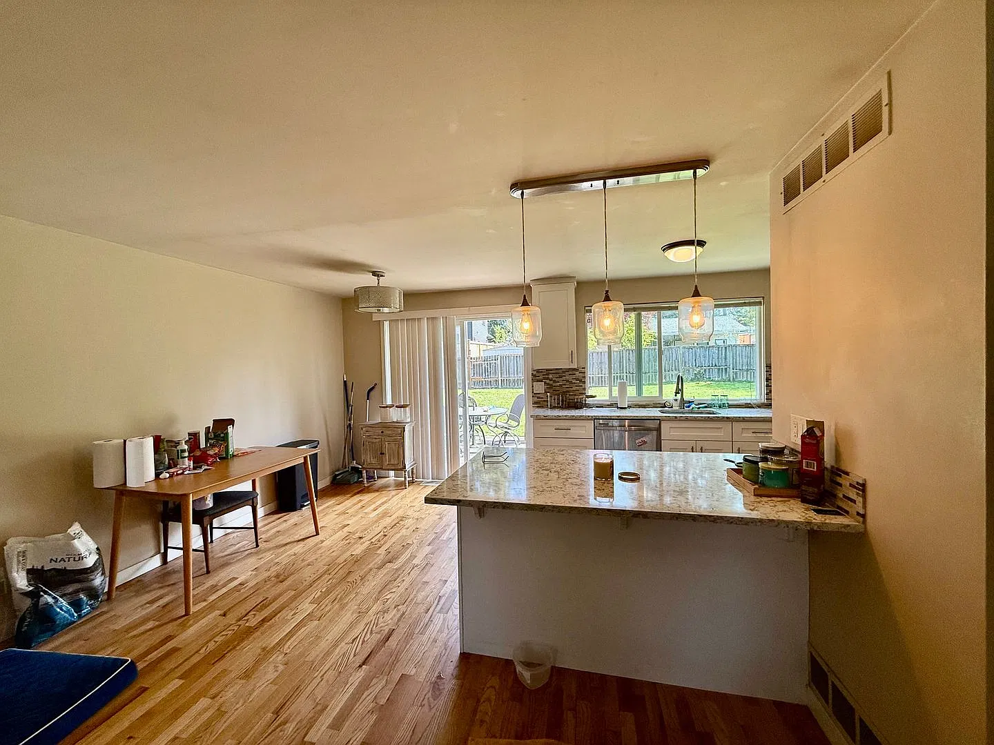 3 bed, 940 sqft, $3,200 — Photo 3