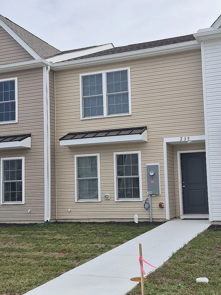 3 bed, 2.5 bath, 1428 sqft, $2,100 — Photo 1