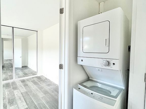 4th image of 2422 Meadowvale Ave #2
