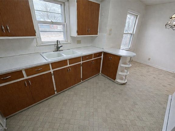 3rd image of 6004 Twin Lakes Dr