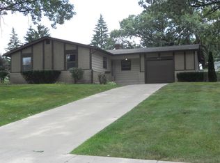4513 Sussex Dr, McHenry, IL 60050