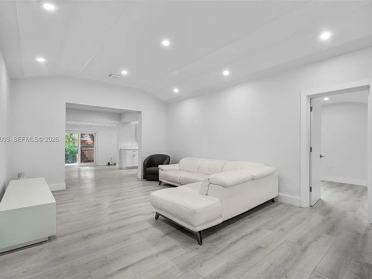 1262 SW 15th Ter — Photo 3