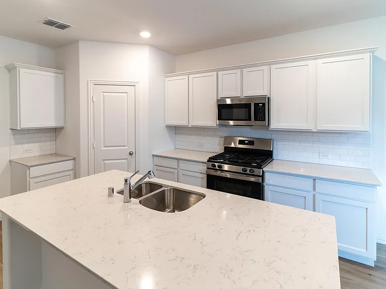1837 Lake Grove Dr — Photo 6
