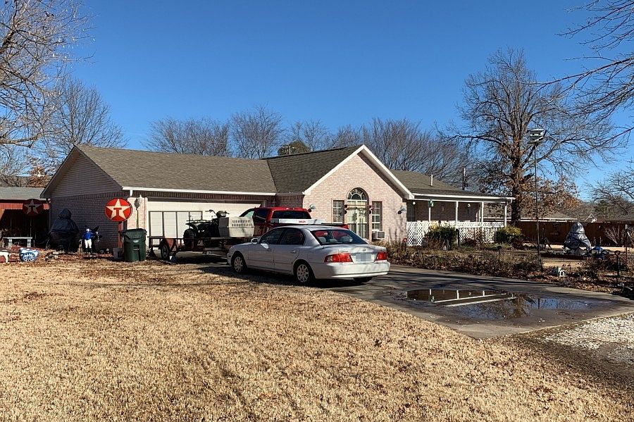 2nd image of 1321 E Hickory St