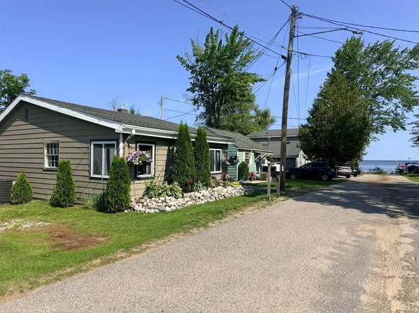 127 Tin Pan Aly, Houghton Lake, MI 48629