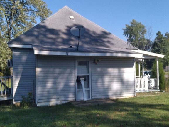 3rd image of 202 W 2nd St