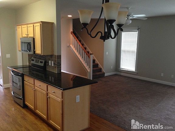 4th image of 16211 Kelly Park Cres