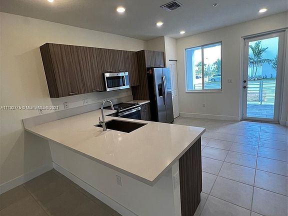 4th image of 10250 NW 66th St #104
