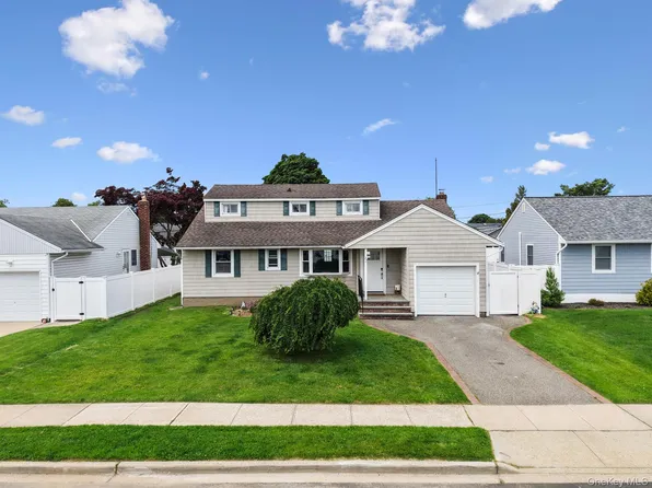 22 Scholl Drive, Farmingdale, NY 11735