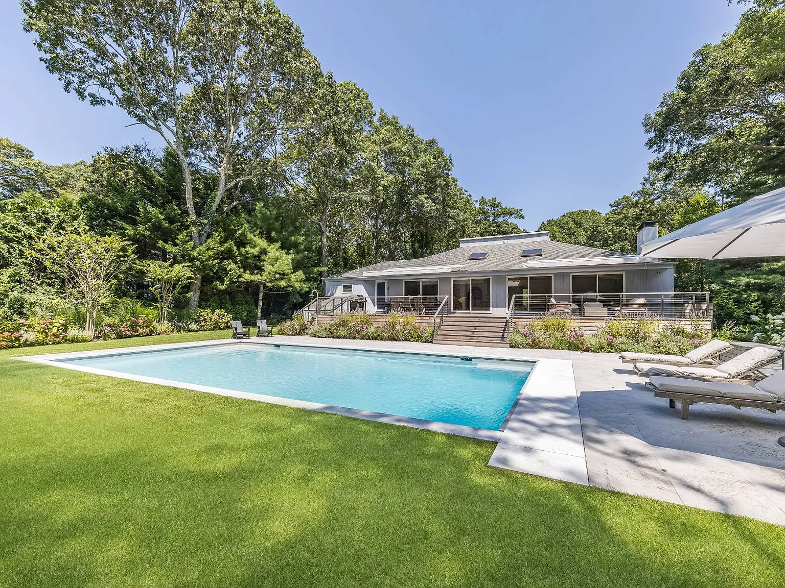 Two Weeks in East Hampton A Rare Opportunit — Photo 1