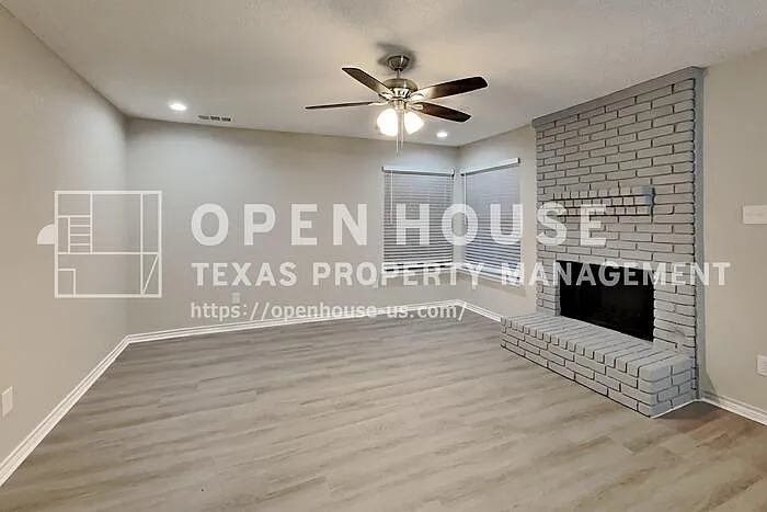 305 Hillside Ct — Photo 4