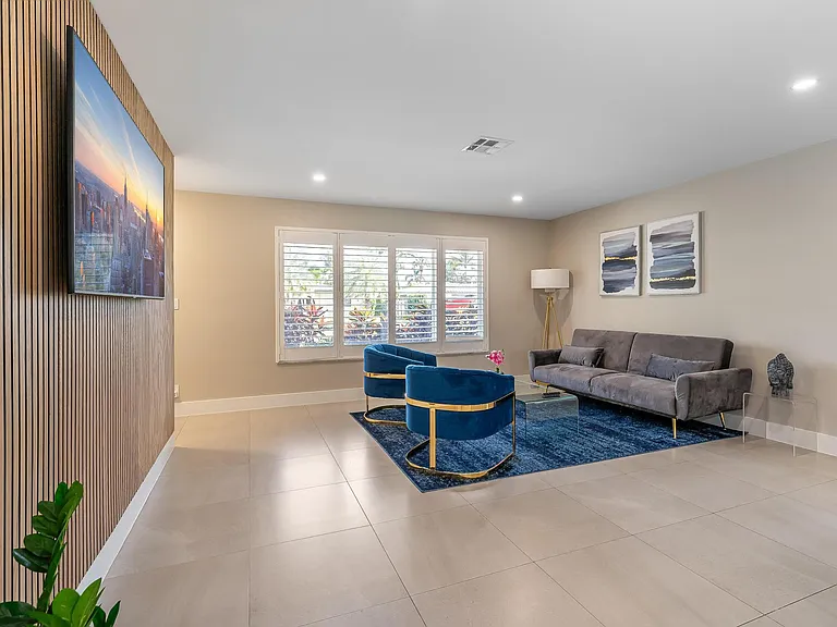 300 SE 8th Ct — Photo 4
