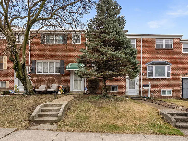 1029 Regina Dr — Photo 2