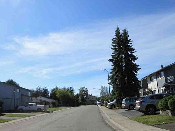 Exterior Neighborhood (street photo)