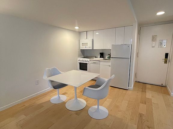 3rd image of 150 W 51st St Unit 72