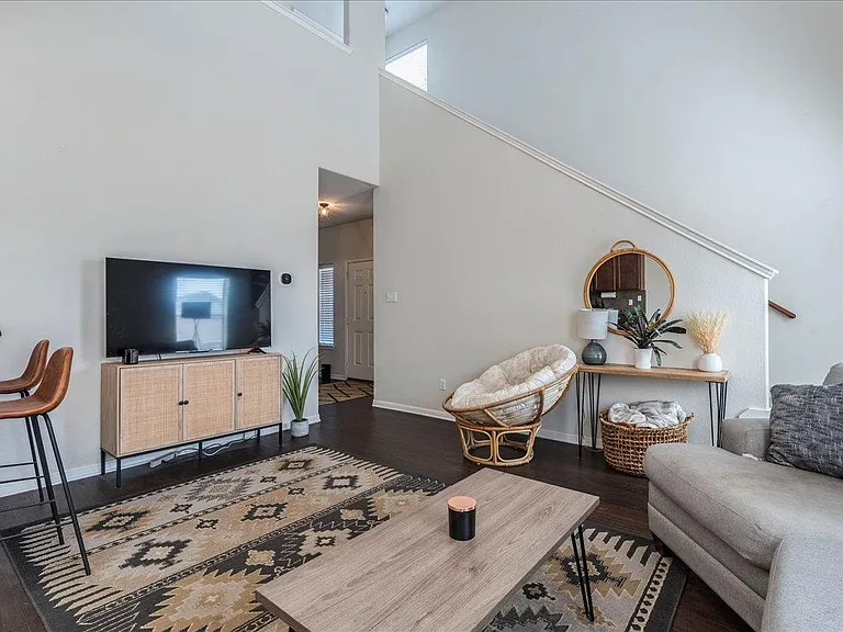 1721 Monahans Ln — Photo 4