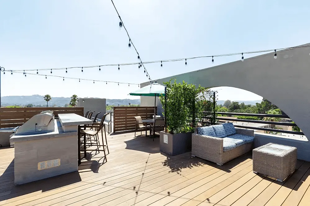 Vue at Laurel Canyon — Photo 4