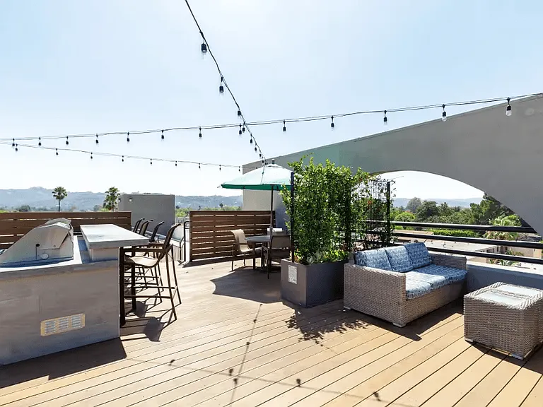 Vue at Laurel Canyon — Photo 4