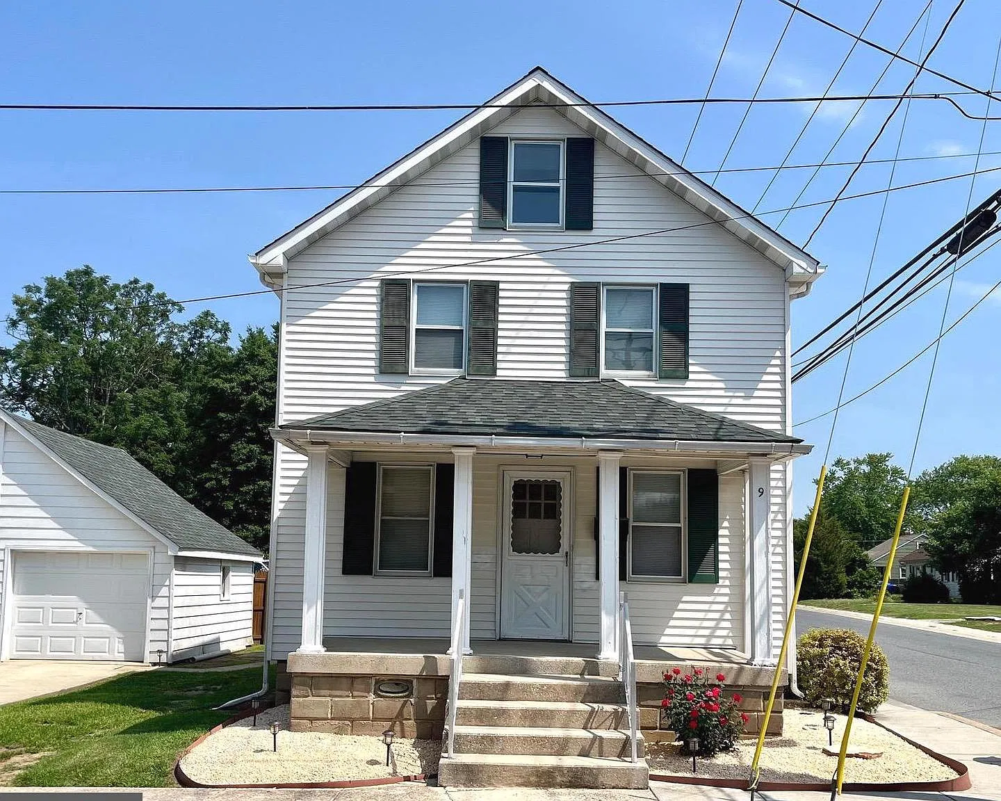 3 bed, 1.0 bath, 1040 sqft, $1,925 — Photo 1