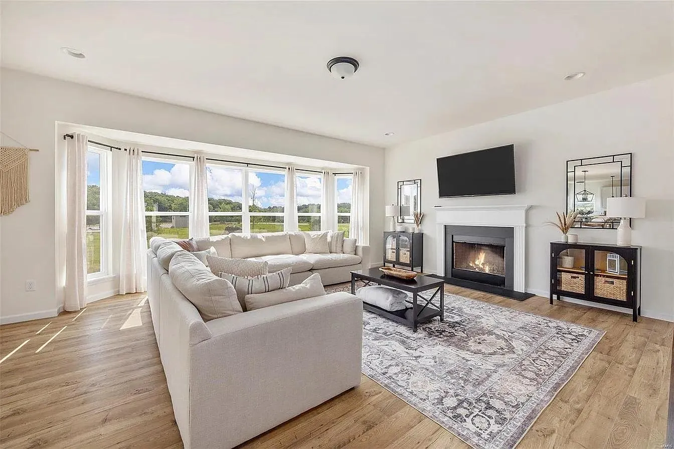 4 bed, 2.5 bath, 3000 sqft, $2,950 — Photo 3