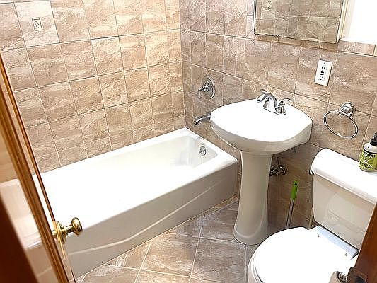4th image of 718 Leonard St APT 1R