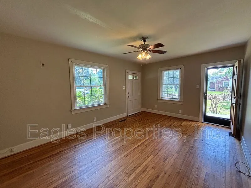 2 bed, 1.0 bath, $1,200 — Photo 2