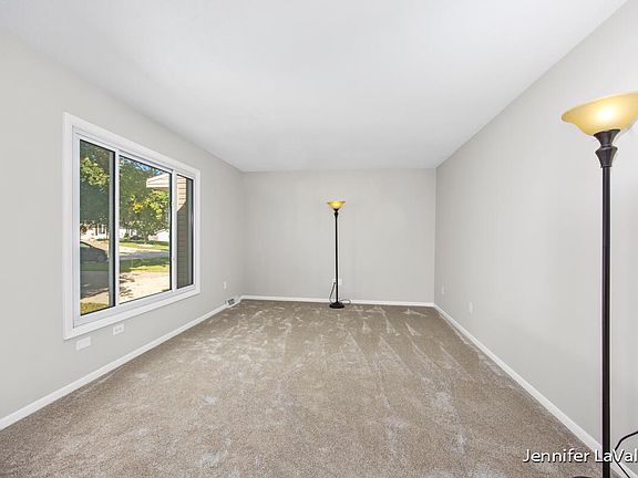 4th image of 5450 Rockbluff Dr NE