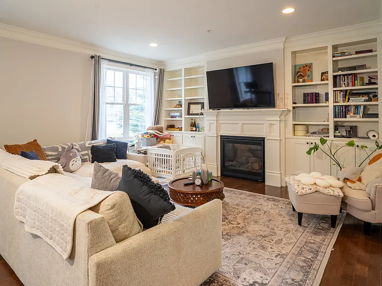 4 Strauss Ln — Photo 1